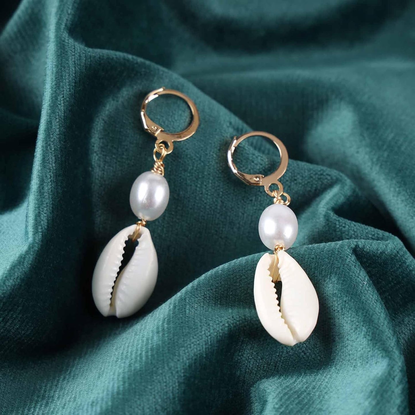 Boho Shell Drop Earrings Vintage Gold Star Shell Dangle Earrings Statement Cowrie Shell Hook Earrings Summer Beach Seashell Earrings Jewelry for Women
